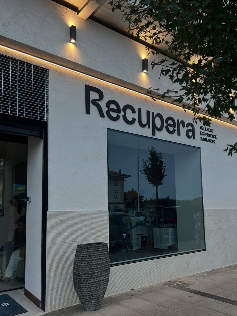 Fachada de Recupera Santander: el nombre en letras negras sobre la pared blanca, junto a un gran ventanal